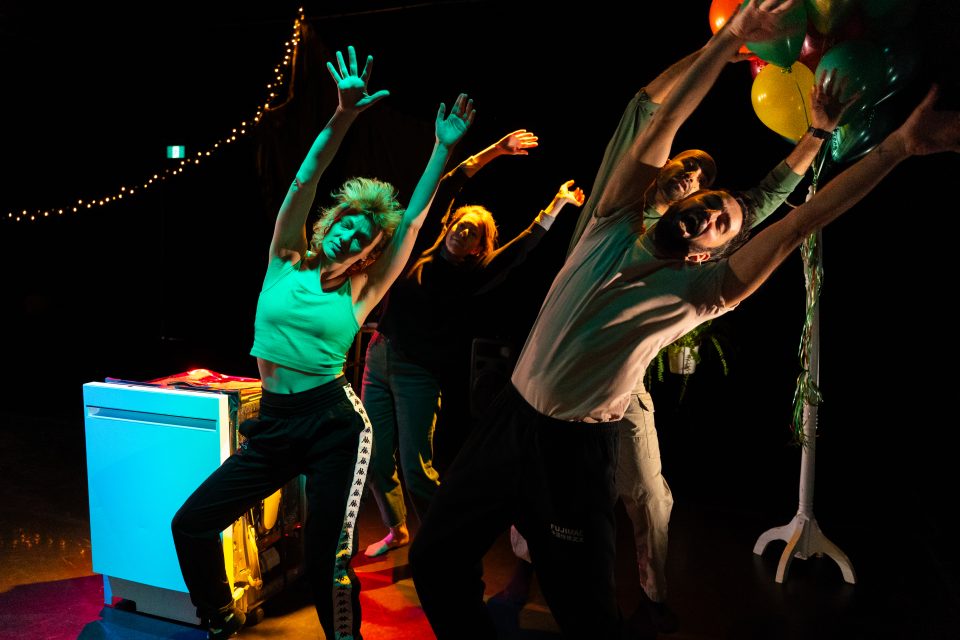 Résidence de création 2024-2025 / En collaboration avec le Théâtre jeunesse Les Gros Becs / Va falloir toujours toujours du Petit Théâtre de Sherbrooke et de La Parenthèse / © Jean-Michel Naud